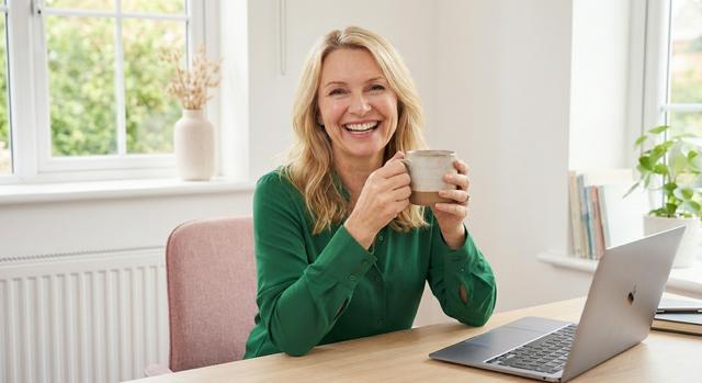 Sara browsing articles
